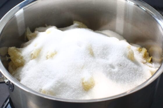 文旦と砂糖を鍋に入れる