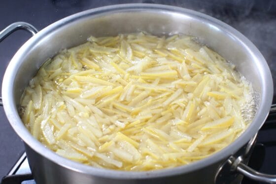 文旦の皮をゆでて苦味を抜く