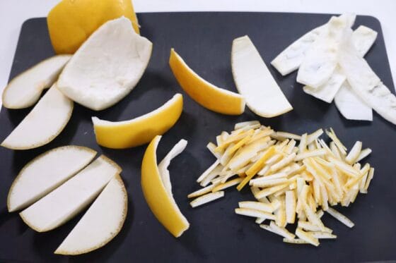 文旦の皮の白い部分を削ぎ細切りにする