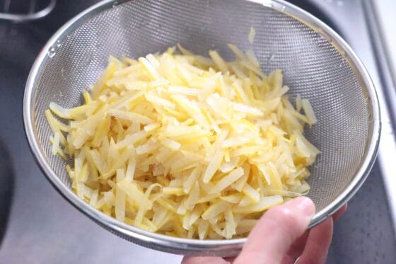 水にさらした文旦の皮の水気を切る