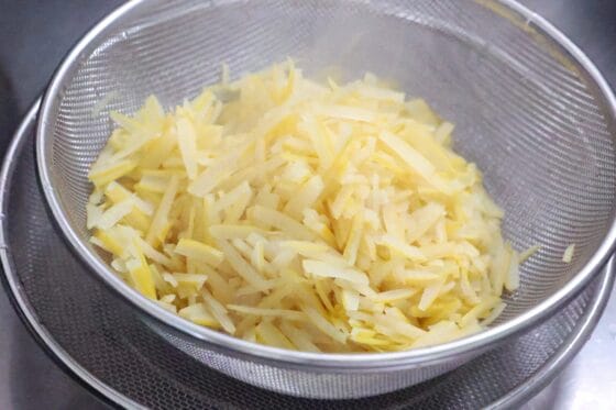 ゆでた文旦の皮の水気を切る