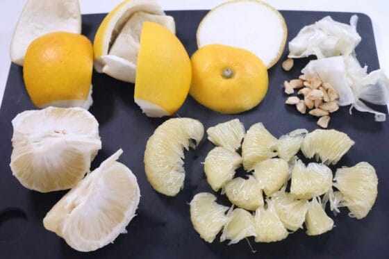 文旦の皮をむき果肉と皮に分ける