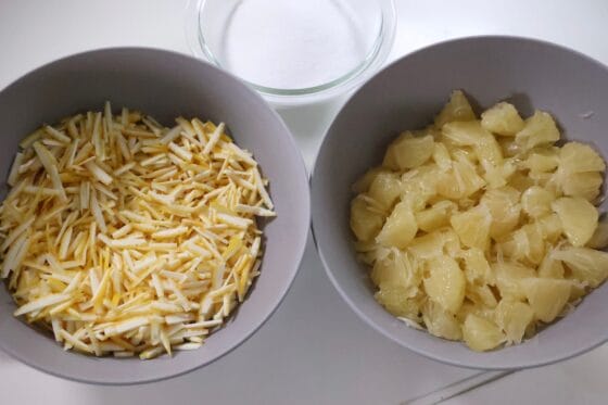 文旦の果肉と皮と砂糖を準備する