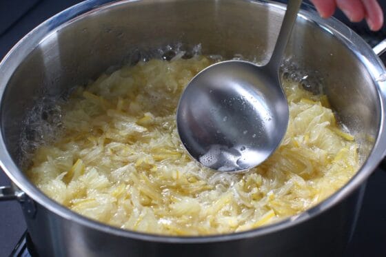 煮立ったらアクを取る