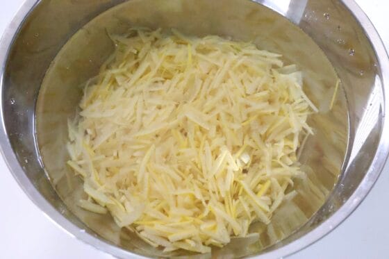 文旦の皮を水にさらしてアクを抜く