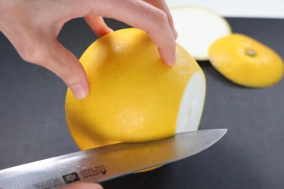 文旦の上下を切り落としたあとに皮に切り込みを入れる