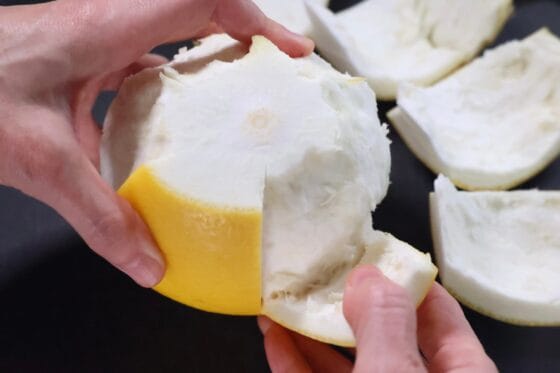 文旦の厚い皮を手でむく