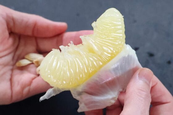 文旦を房に分けて薄皮をむいて果肉を取り出す