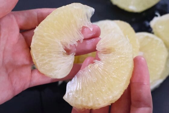 包丁できれいに果肉を取り出して食べる