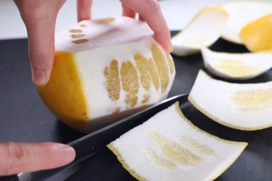 文旦の上下を切り落としたあとに外皮を削ぐ