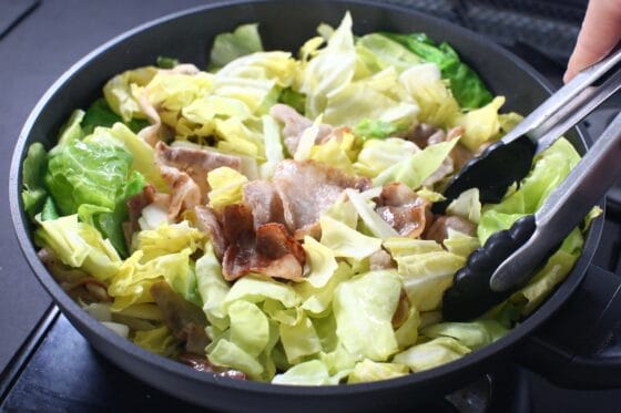 春キャベツを加えて炒め合わせる