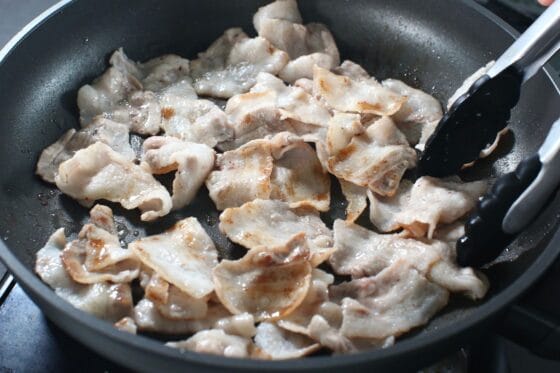 豚バラ肉に焼き色をつけて火を通す