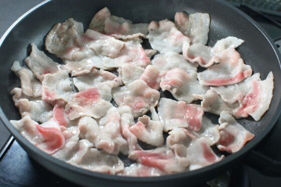 フライパンで豚バラ肉を広げて焼く