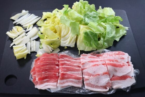 春キャベツと豚バラ肉を切り分ける下ごしらえ