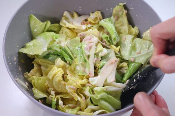 ツナとマヨネーズで春キャベツサラダを和える