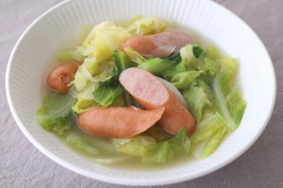 春キャベツとウインナーのコンソメスープ