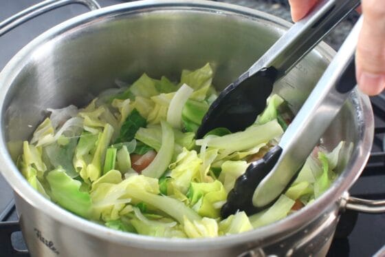 春キャベツを加えてさっと煮る