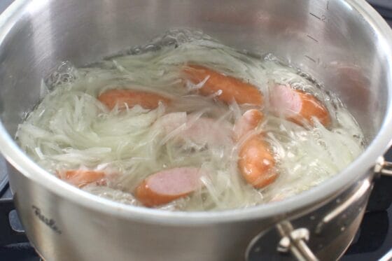 ウインナーを加えて旨みを引き出す