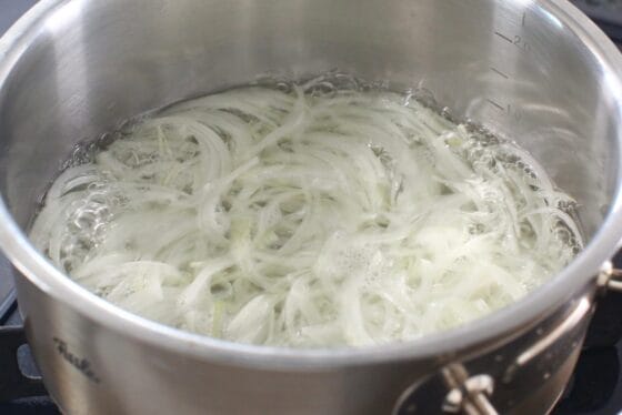 玉ねぎを煮て甘みを引き出す