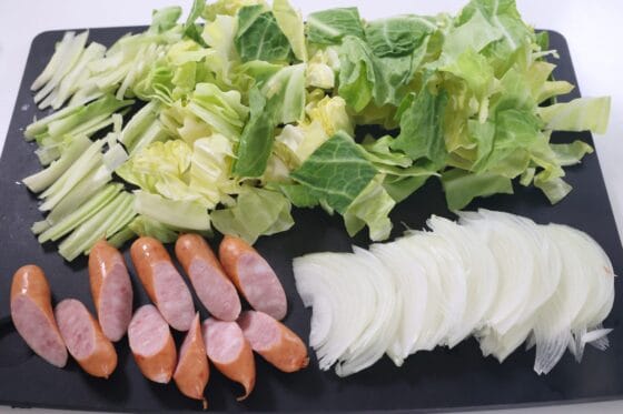 春キャベツと玉ねぎとウインナーの下ごしらえ