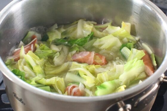 コンソメで味付けした春キャベツスープを煮る