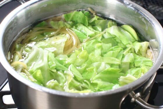 パスタにキャベツを加えて一緒にゆでる