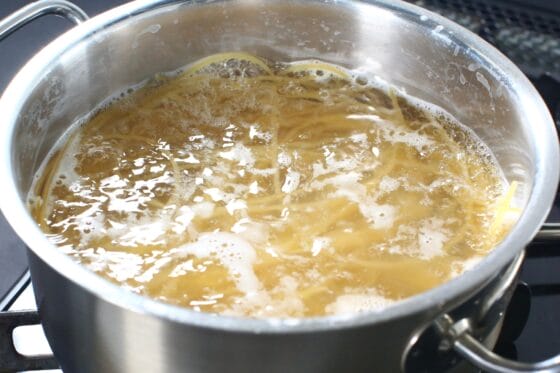 塩を加えた湯でパスタをゆでる