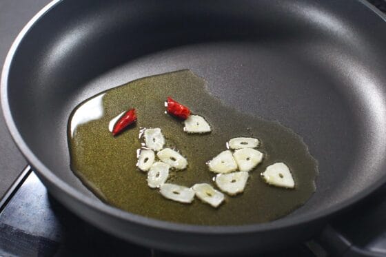 にんにくと唐辛子をオリーブオイルで加熱する