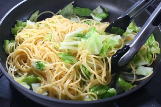 パスタとキャベツをフライパンで混ぜ乳化させる