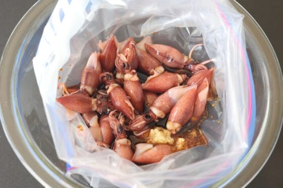 ホタルイカと生姜を保存袋に入れて漬けだれを加える