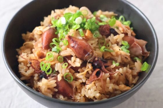 ホタルイカの炊き込みご飯｜下処理からわかる基本の炊飯器レシピ