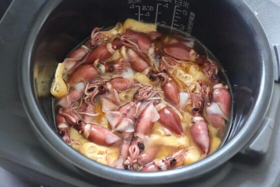 生姜と油揚げとホタルイカを広げて炊く