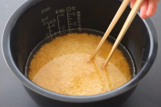米に調味料と水を加える