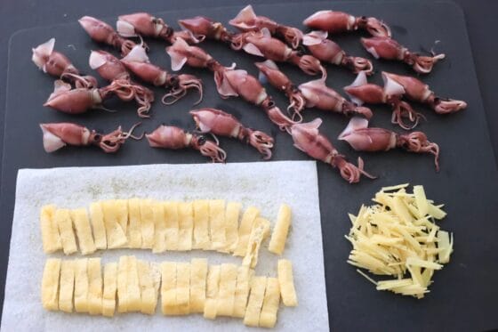 生姜の千切りと油揚げを細切りにする