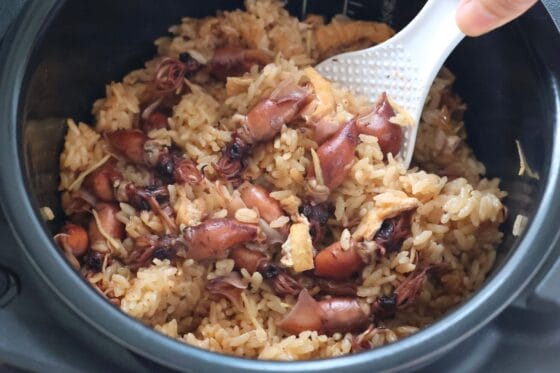 炊き上がったホタルイカの炊き込みご飯をさっくり混ぜる
