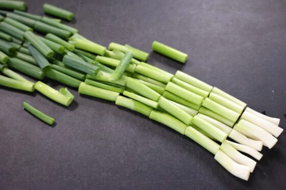 小ネギを3〜4cmに切り揃える下ごしらえ