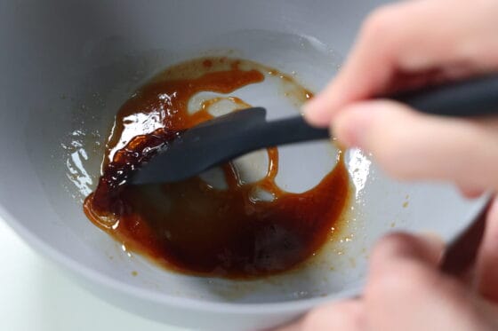 醤油とごま油と酢を混ぜてドレッシングを作る