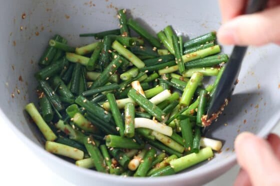 小ネギと調味料を和えて白ごまを絡める