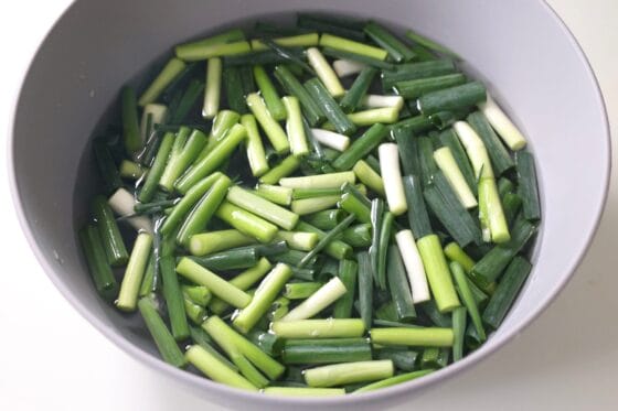 小ネギを水にさらして辛味を抜く
