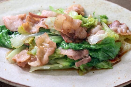 レタスのオイスターソース炒め｜豚バラで簡単！シャキッと美味しい作り方