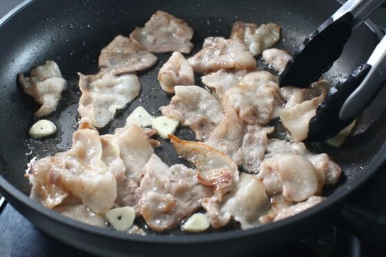 豚肉ににんにくを加えて香りを出す