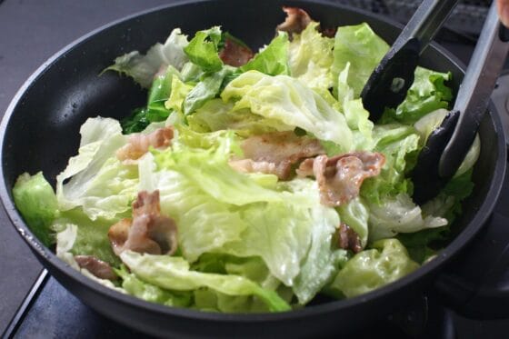 レタスを加えて手早く炒める