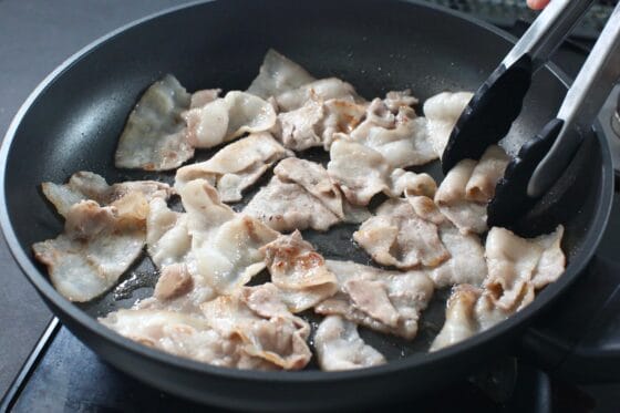 焼き色がついた豚バラ肉を炒めて火を通す