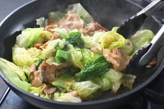 オイスターソースと醤油と酒で味付けして仕上げる