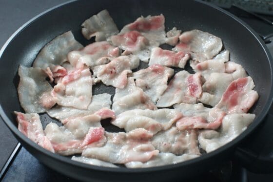フライパンで豚バラ肉を広げて焼く