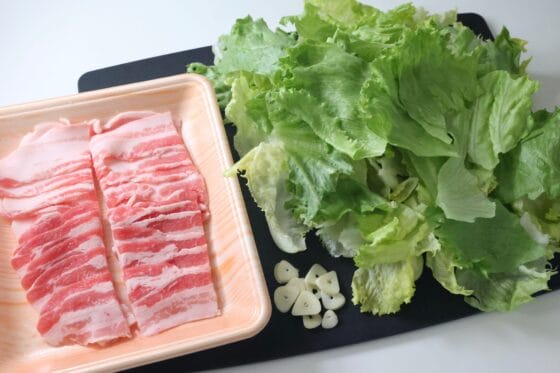 レタスと豚バラ肉とにんにくの準備する