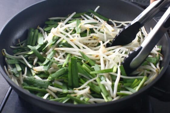 もやしにニラを加えて手早く炒める