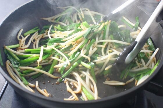 醤油を回し入れて香りを立たせて炒める