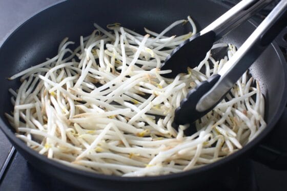 フライパンでもやしを強めの中火で炒める