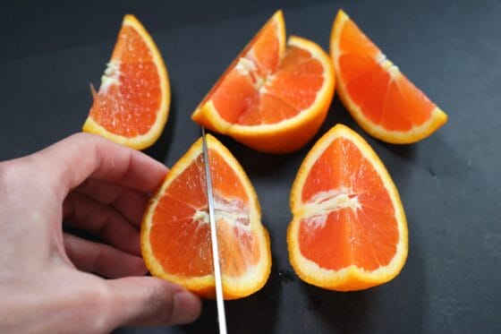 オレンジをくし切りにする